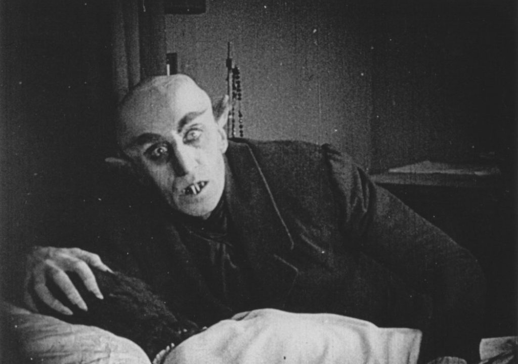 nosferatu-1922-001-max-shreck-bedside-00n-2r5